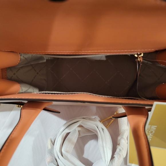 Authentic Michael Kors Carmen light pink purse - Picture 6 of 7